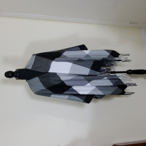 Adrienne Vittadini B & W Fringed Poncho NWT - Picture 1 of 5
